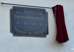Placa de la Plaza Teresa Fernández Casado en Zambroncinos
